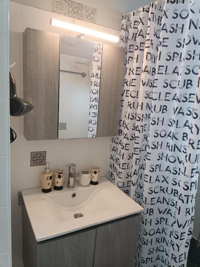 Meltemi Apartments Agia Marina  Eksteriør bilde
